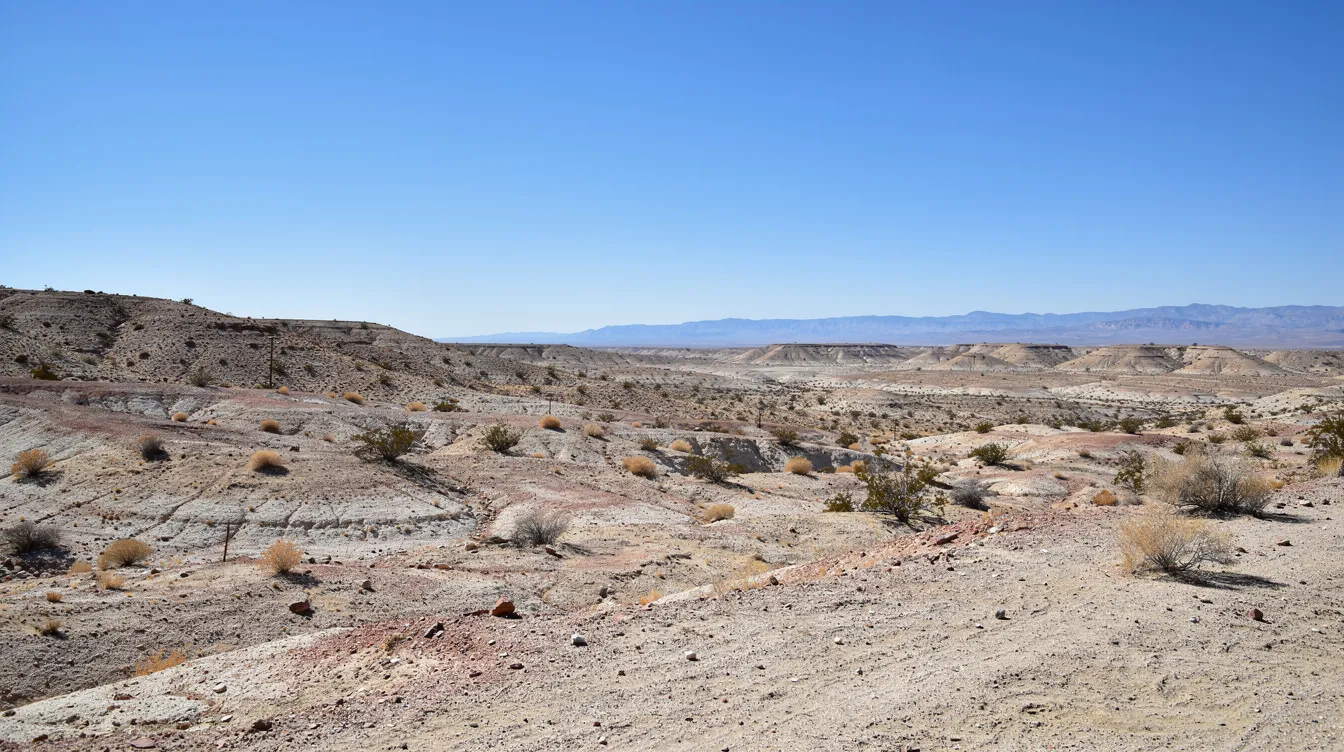 Die Weitläufige Wüstenlandschaft in Nevada zeigt trockene Hügel unter einem klaren Himmel, die eine beeindruckende Kulisse für die Erkundung von Lithiumprojekten bieten. Diese Region könnte für Investoren, die an der American Lithium Aktie interessiert sind, von Bedeutung sein.
