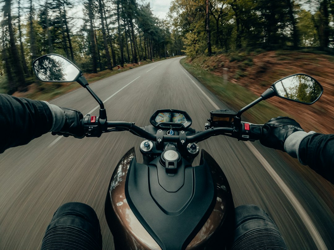 Fahrfehler beim Motorradfahren: Rechtliche und finanzielle Konsequenzen im Überblick