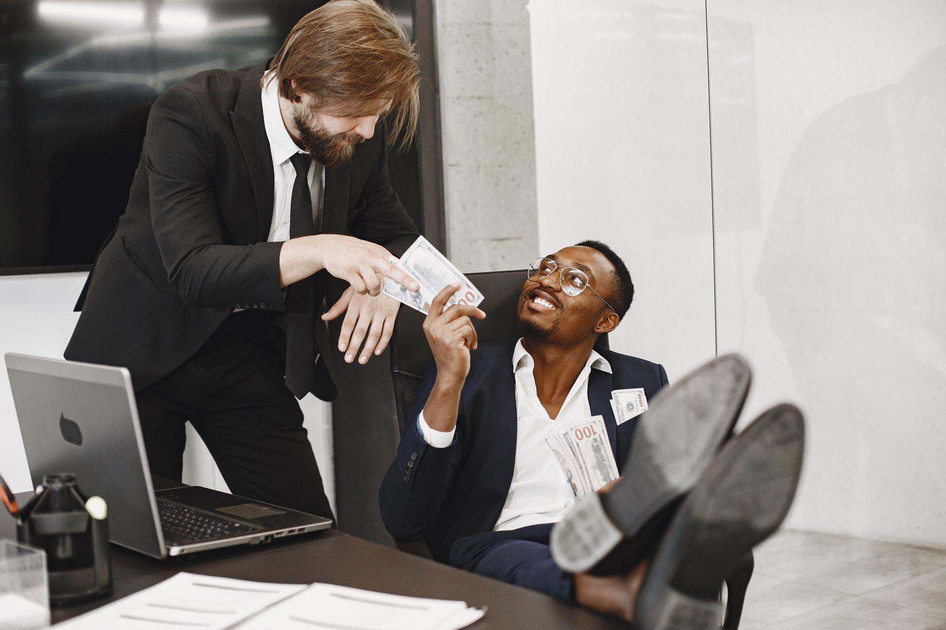 Bürgergeld, wenn der Partner arbeitet: Anspruch, Berechnung & Beispiele